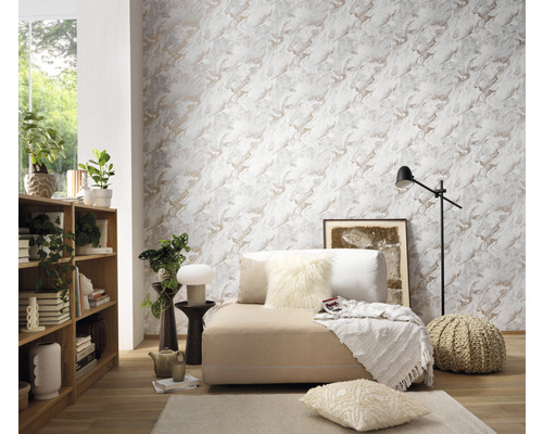 Helles Wohnzimmer mit Couch, Bücherregal und Tapete mit Steinmuster