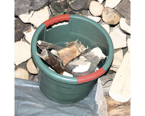 Grüner Eimer mit Brennholz
