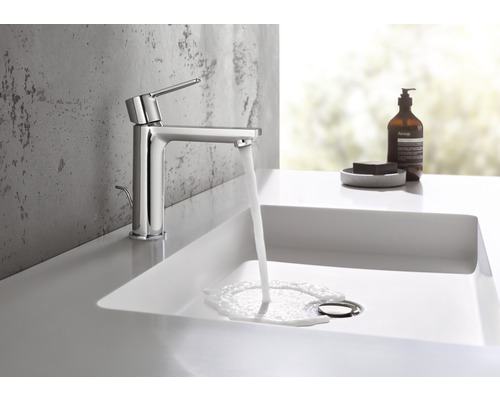 Modernes Badezimmer mit Aufsatzwaschbecken und Wasserhahn