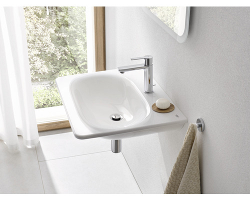 Modernes Badezimmer mit einem weißen Waschbecken, Armatur und Handtuchhalter.