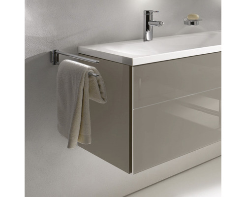 Waschtisch mit Handtuchhalter und Handtuch