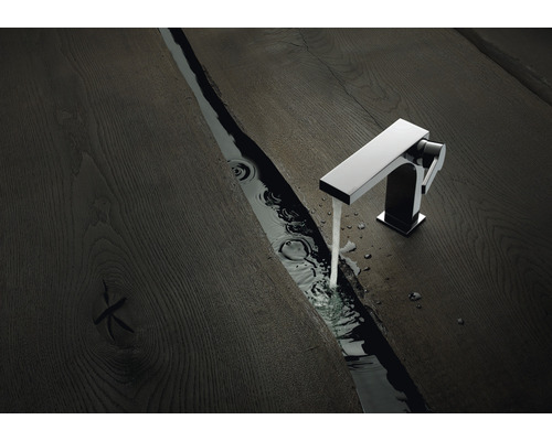 Modernes Badezimmerdesign mit Holzwaschtisch und Armatur mit fließendem Wasser