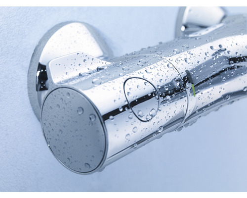 Nahaufnahme einer Armatur mit Wassertropfen