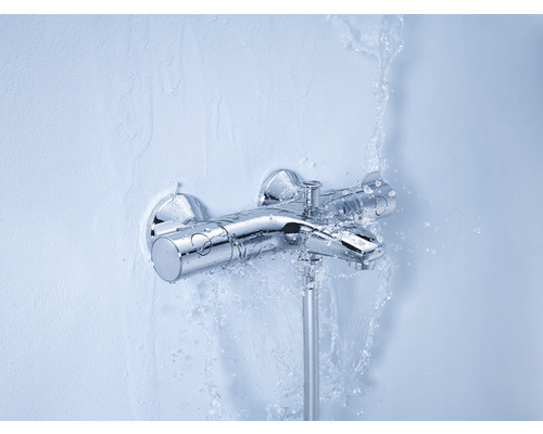 Aufputz-Brausearmatur mit Wasserstrahl an einer Wand