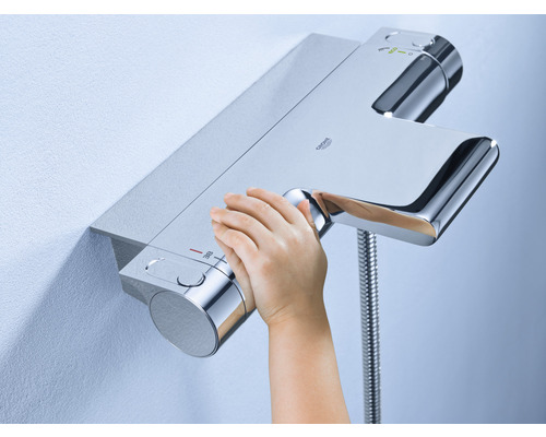 Grohe Thermostatarmatur mit Hand, installiert im Badezimmer