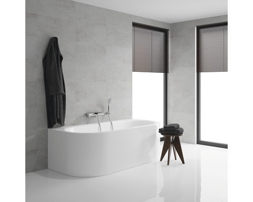 Badezimmer mit Badewanne, Handtüchern und Jalousien für Fenster