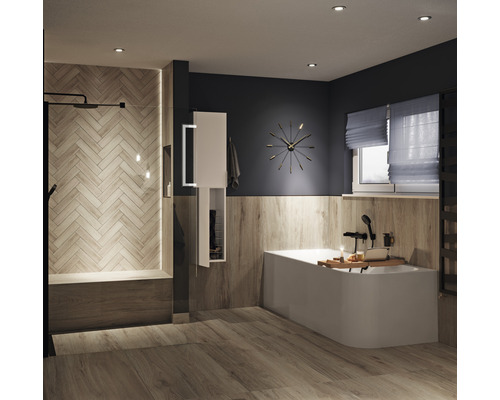 Modernes Badezimmer mit Badewanne, Dusche und Waschtisch