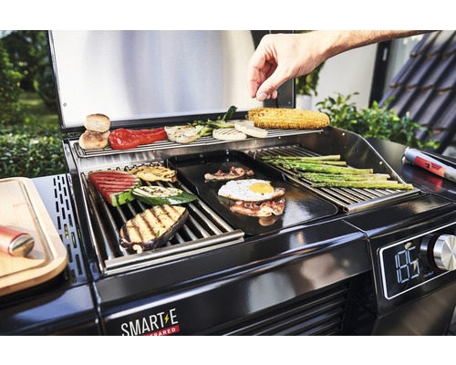 Smart E Infrarot Grill mit Lebensmitteln wie Gemüse und Speck mit Ei.