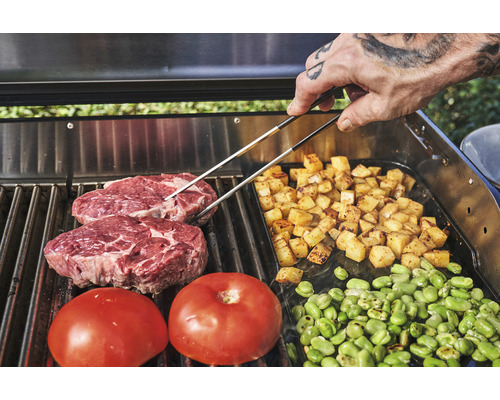 Grill mit Steaks, Tomaten, Bratkartoffeln und grünen Bohnen