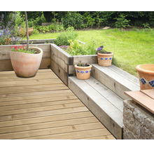 Gartenszene mit Holzterrasse, Holzstufen und bepflanzten Tontöpfen
