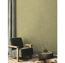 Wohnzimmer mit Sessel, Beistelltisch und Tapete