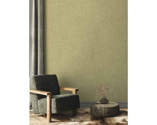 Wohnzimmer mit Sessel, Beistelltisch und Tapete