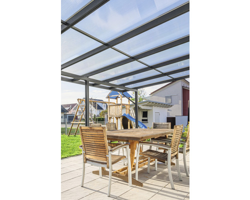 Terrasse mit Überdachung, Tisch und Stühlen im Garten