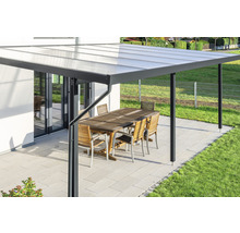 Terrassenüberdachung mit Tisch und Stühlen auf einer Terrasse
