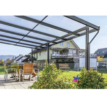 Terrassenüberdachung mit Sitzgruppe im Garten