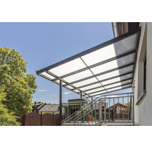 Terrassenüberdachung mit Stahlrahmen und lichtdurchlässigen Paneelen.