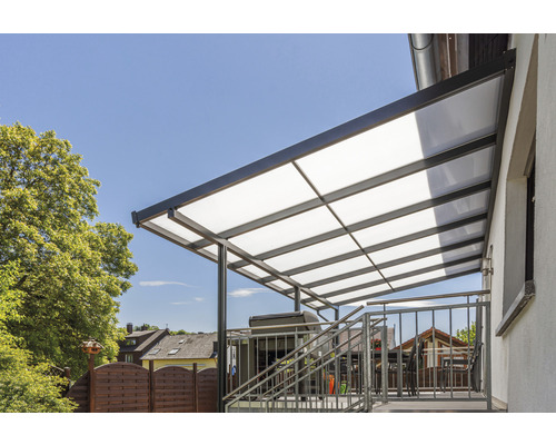 Terrassenüberdachung mit Stahlrahmen und lichtdurchlässigen Paneelen.