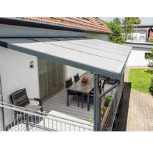 Terrasse mit Überdachung, Tisch und Stühlen