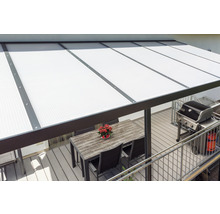 Terrasse mit Terrassenüberdachung, Tisch und Grill