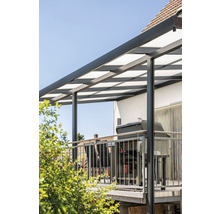 Überdachte Terrasse mit Grill und Geländer