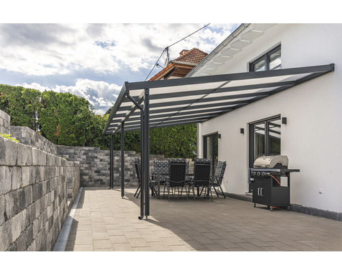 Terrasse mit Terrassenüberdachung, Grill und Sitzgruppe