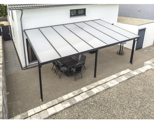 Terrassenüberdachung mit Tisch und Stühlen im Garten