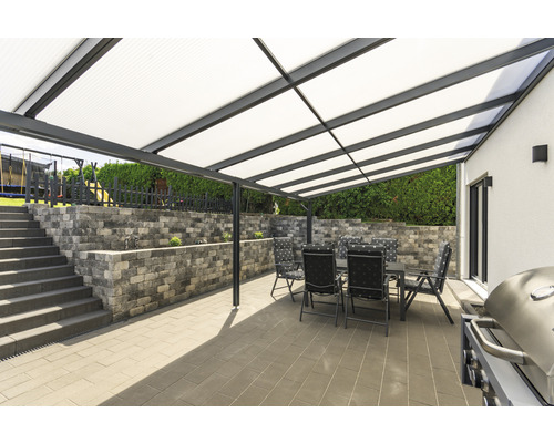 Terrasse mit Terrassenüberdachung, Gartenmöbeln und Grill