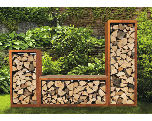 Holzbank mit Holzregalen im Garten