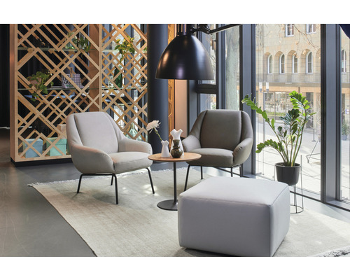 Wohnzimmerbereich mit zwei Sesseln, einem Hocker und einem kleinen Tisch