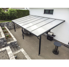 Terrasse mit Überdachung, Gartentisch, Stühlen und Grill