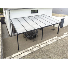 Terrassenüberdachung mit Gartenmöbeln auf einer Terrasse