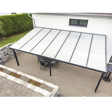 Terrassenüberdachung mit Sitzgruppe im Gartenbereich