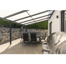Terrasse mit Terrassenüberdachung, Gartentisch, Gartenstühlen und Grill