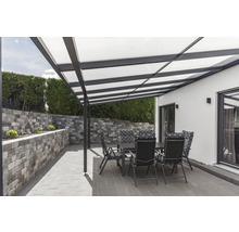 Terrasse mit Überdachung, Tisch und Stühlen an einem sonnigen Tag.