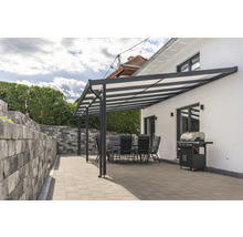 Terrasse mit Terrassenüberdachung, Gartentisch, Stühlen und Grill