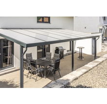 Terrasse mit Terrassenüberdachung, Tisch und Stühlen