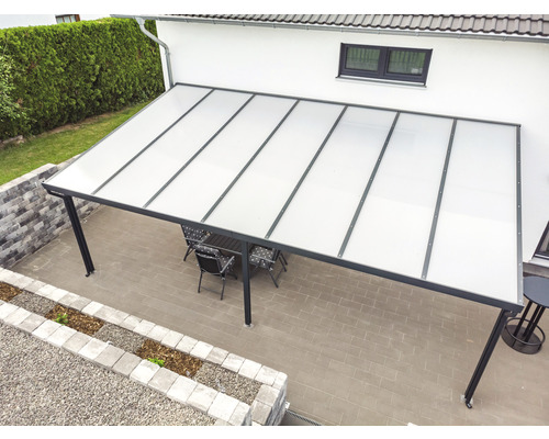 Terrassenüberdachung mit Polycarbonatplatten und Terrassenmöbeln auf einer Terrasse