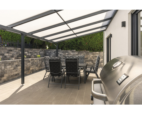 Terrasse mit Terrassenüberdachung, Gartentisch und Gartenstühlen