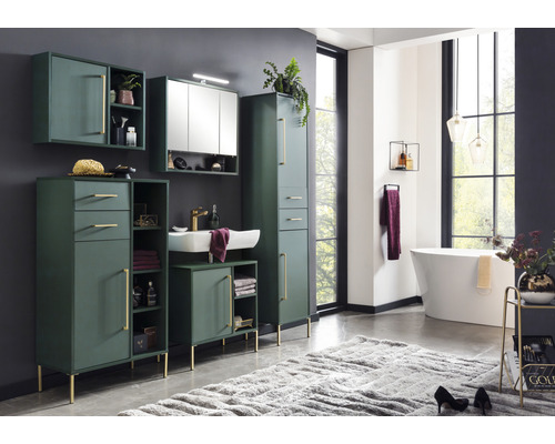 Badezimmer mit Waschtisch, Spiegelschrank, Hochschrank und Unterschrank in Grün mit goldenen Griffen und Füßen