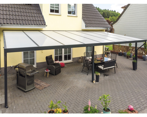 Terrassenüberdachung mit Sitzgruppe, Grill und Liegestuhl im Garten.