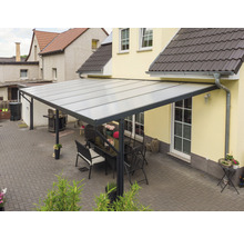 Terrassenüberdachung mit Tisch und Stühlen im Garten