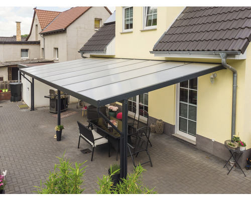 Terrassenüberdachung mit Tisch und Stühlen im Garten