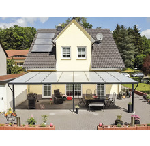 Terrassenüberdachung aus Aluminium am Haus mit Gartenmöbeln