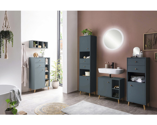 Badezimmer mit Waschtisch, Spiegelschrank, Unterschrank, Hochschrank und Hängeregal
