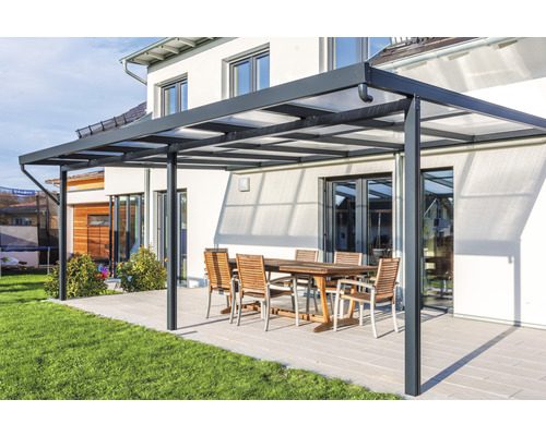 Terrassenüberdachung mit Tisch und Stühlen im Garten