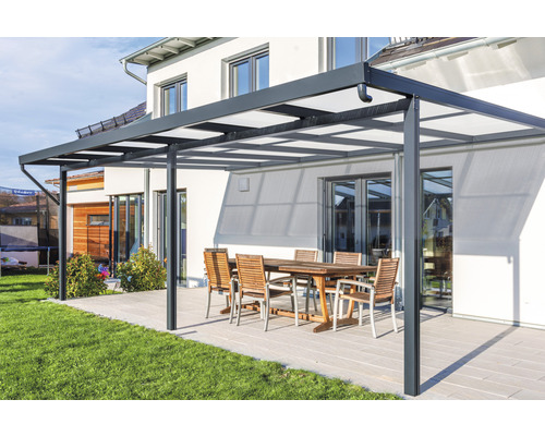 Terrassenüberdachung mit Tisch und Stühlen im Garten
