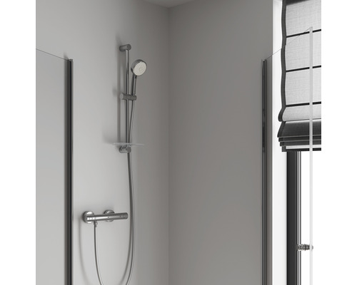 Duscharmatur mit Brausekopf und Thermostat in einem Badezimmer