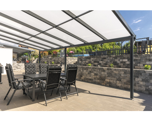 Terrasse mit Terrassenüberdachung, Tisch und Stühlen
