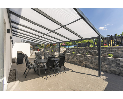 Terrasse mit Terrassenüberdachung und Sitzgruppe im Garten