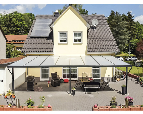 Überdachte Terrasse mit Terrassenmöbeln an einem Wohnhaus